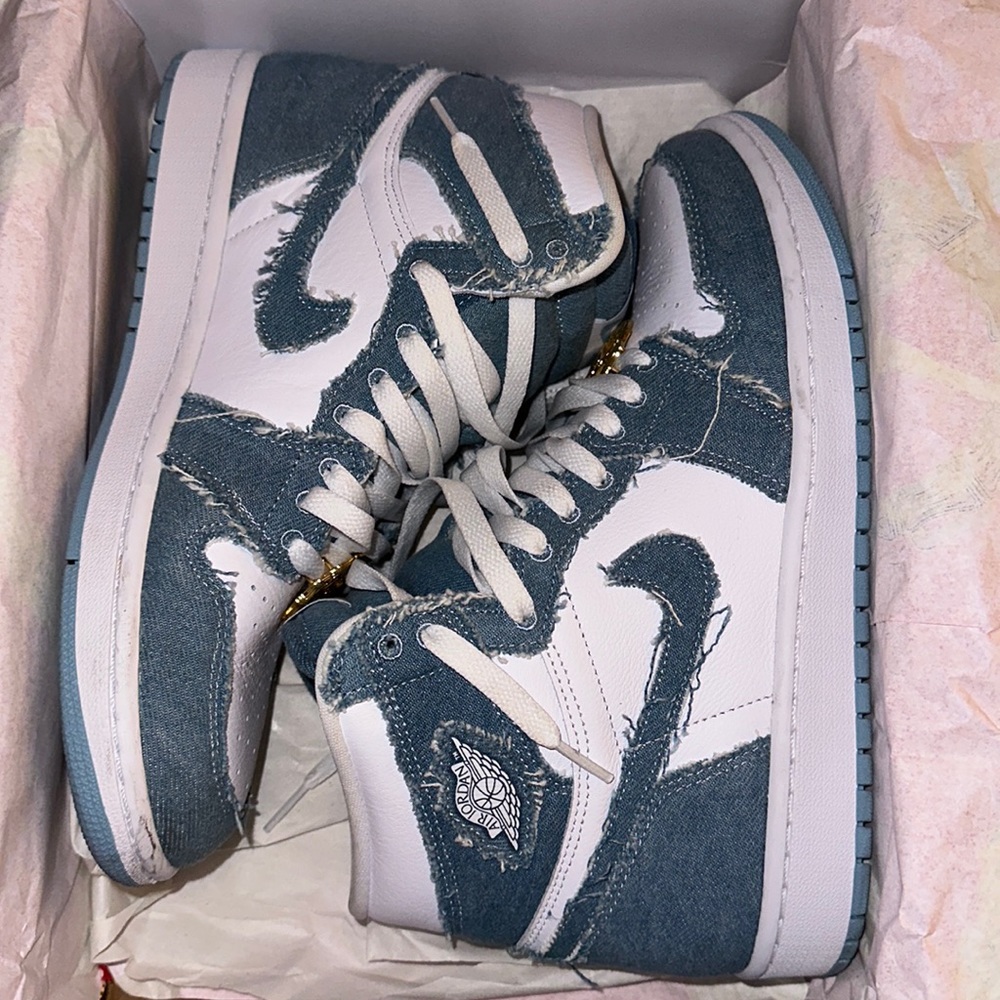 Air Jordan 1s Denim Nike WMNS size 10w/8.5m like new